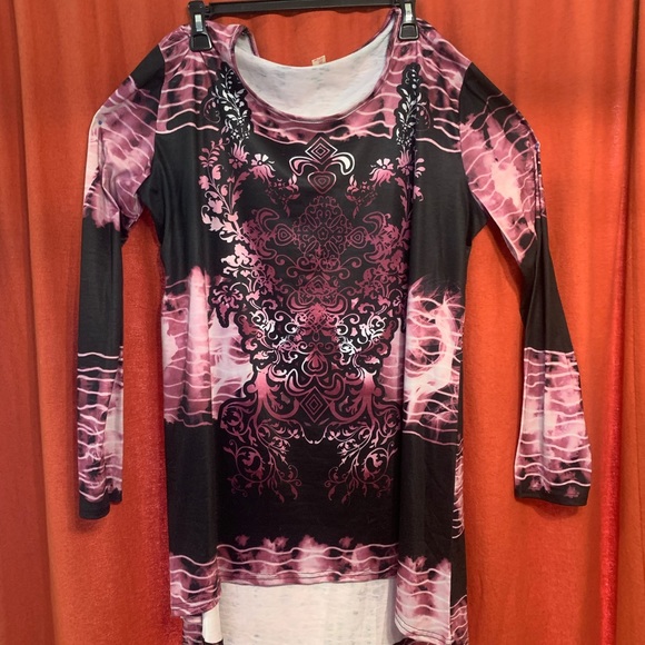 NWOT Beautiful woman’s top.  Never worn. - Picture 2 of 4